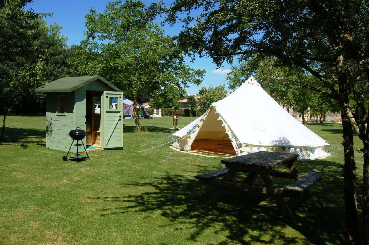 Camping La Forêt de Tessé Exterior foto